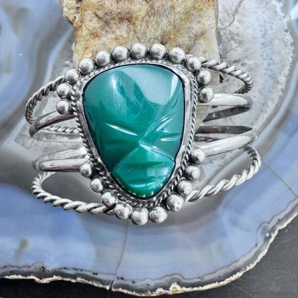 Vintage Mexican Sterling Silver Curved Tribal Mask Face Green Onyx Bracelet - Picture 4 of 10
